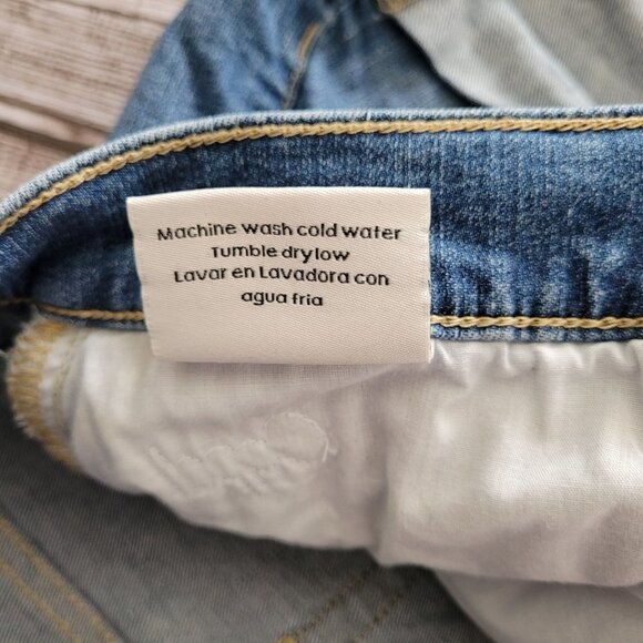 Sneak peek size 27 High Rise medium wash distressed Patch embroidered shorts - Picture 6 of 9